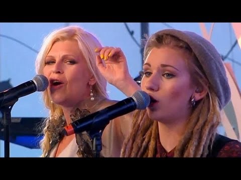 Kajsa Grytt & Moa Lignell sjunger 