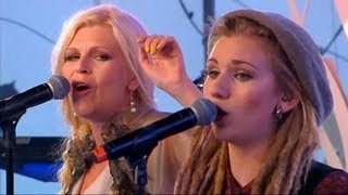 Kajsa Grytt & Moa Lignell sjunger 