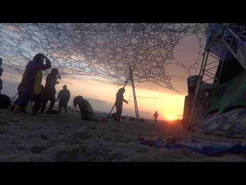 47. - Dharma festival 2017 - Main na plaży   nad ranem - ludzie tańczący przed mainem