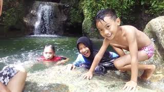 preview picture of video 'Mandi di air terjun belakang rumah,,,bareng kurcaciq'