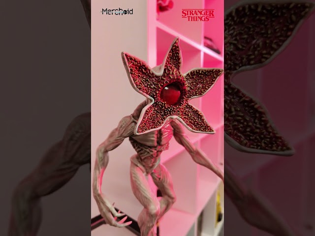 Vídeo relacionado con Cableguys Stranger Things Figurita Gaming Demogorgon - Soporte para Mando o Smartphone - Cable USB Incluido - 20 cm