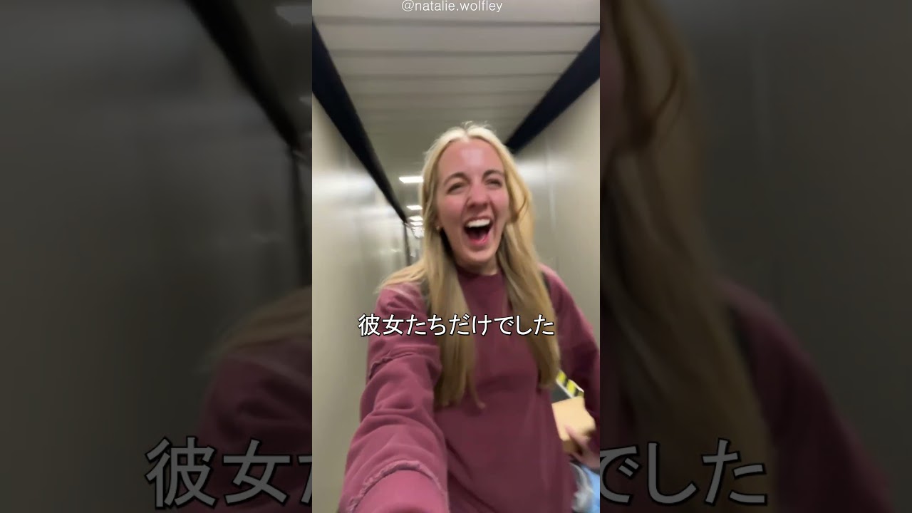 2人の女の子が飛行機を独り占めしていました