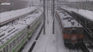 preview picture of video 'Heavy Snowfall - 115 series train Departure!  大雪・湘南色の１１５系電車が出発 (上越線)'