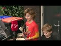 Gijs (6) en Floris (9) bakken oliebollen voor het goede doel in Zeewolde