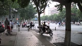 preview picture of video 'Zhengzhou, China---Trying to Cross the Street!'