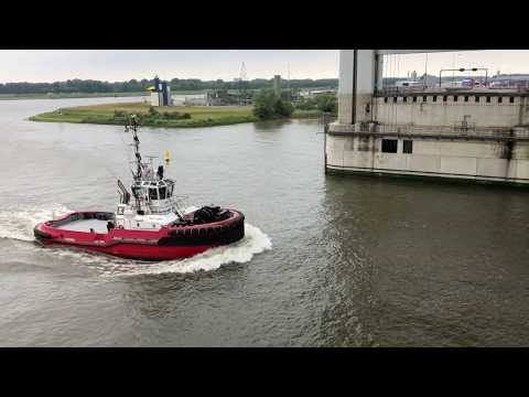 Passage harbour tugs 'Smit Ebro' and 'Fairplay 21' through Botlek brigde - June 5 2019 20190605