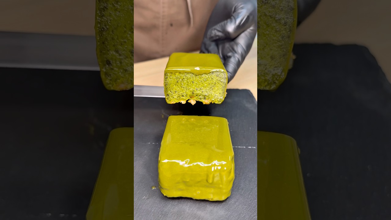 抹茶の濃厚な味わいと香りを楽しめるテリーヌが新登場！抹茶濃厚でなめらかな口どけとホワイトチョコのまろやかな甘みが感じれる。キャラメリゼしたきなこの香ばしさとグラノーラのカリッとした食感が斬新！