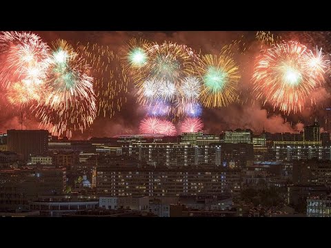 الألعاب النارية تضيء سماء روسيا احتفالا بذكرى "يوم النصر"…