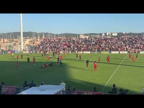 Le FC Martigues monte en Ligue 2 : Turcan est envahi juste avant le coup de sifflet final.