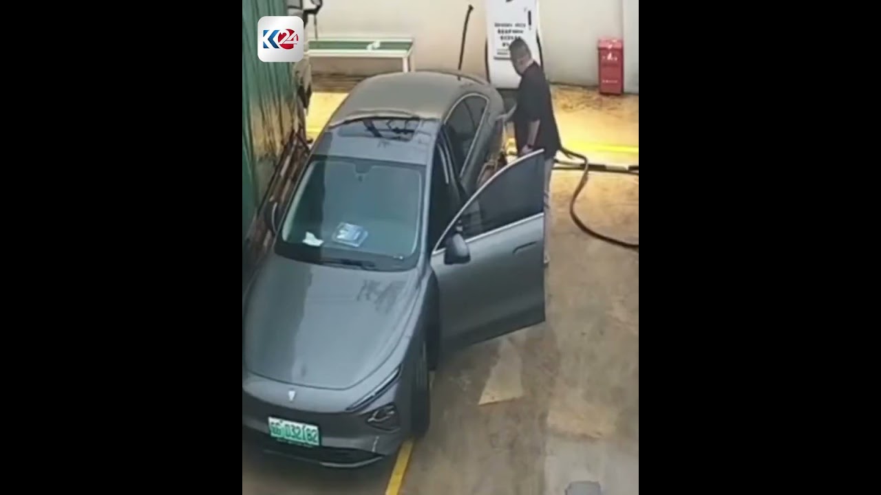ڤیدیۆ | بەشێک لە چینییەکان کاتێک ئۆتۆمبێلەکانیان بارگاوی دەکەن کەیبڵی بارگاوییەکە لەسەر زەوی فڕێی دەدەن