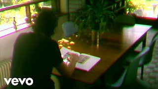 Mike Lindsay feat. Anna B Savage – “two blues”