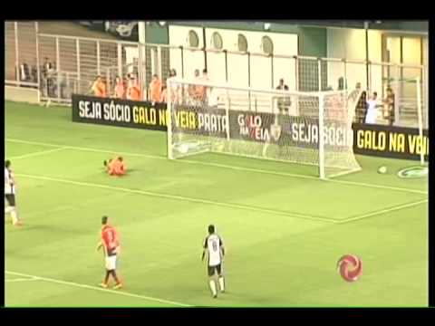 Golaço de Otero, do Galo, sobre o Joinville