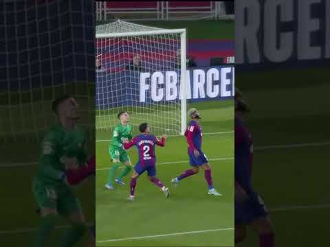 LAMBANÇA da defesa do Barcelona no gol do Almería