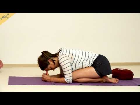 Pose des Kindes mit beiden Daumen an der Stirn - Yoga Asana Lexikon
