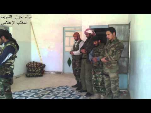 مقاتلي لواء أحرار الشويط يؤدون صلاة الظهر في ميدان بلدة المريعية