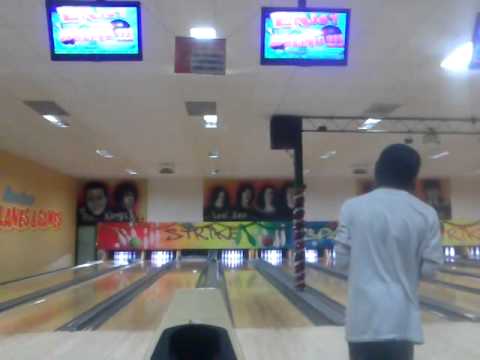 Most bowling strikes in one minute - On two lanes swap