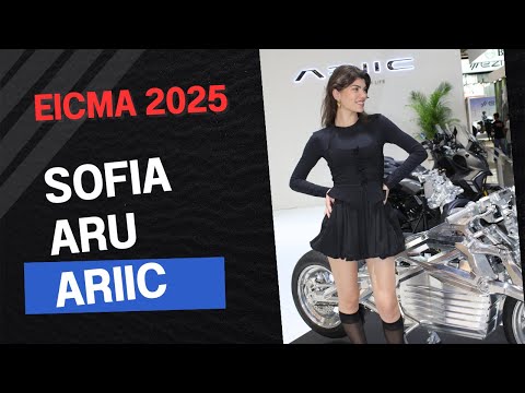 La bellissima modella Sofia Aru allo stand ARIIC Moto ad Eicma 2025