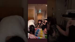 【インスタライブ】ツイスターゲームをして胸元が危ない美女2人