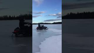 preview picture of video '1998 Polaris XLT ripping across the lake.'