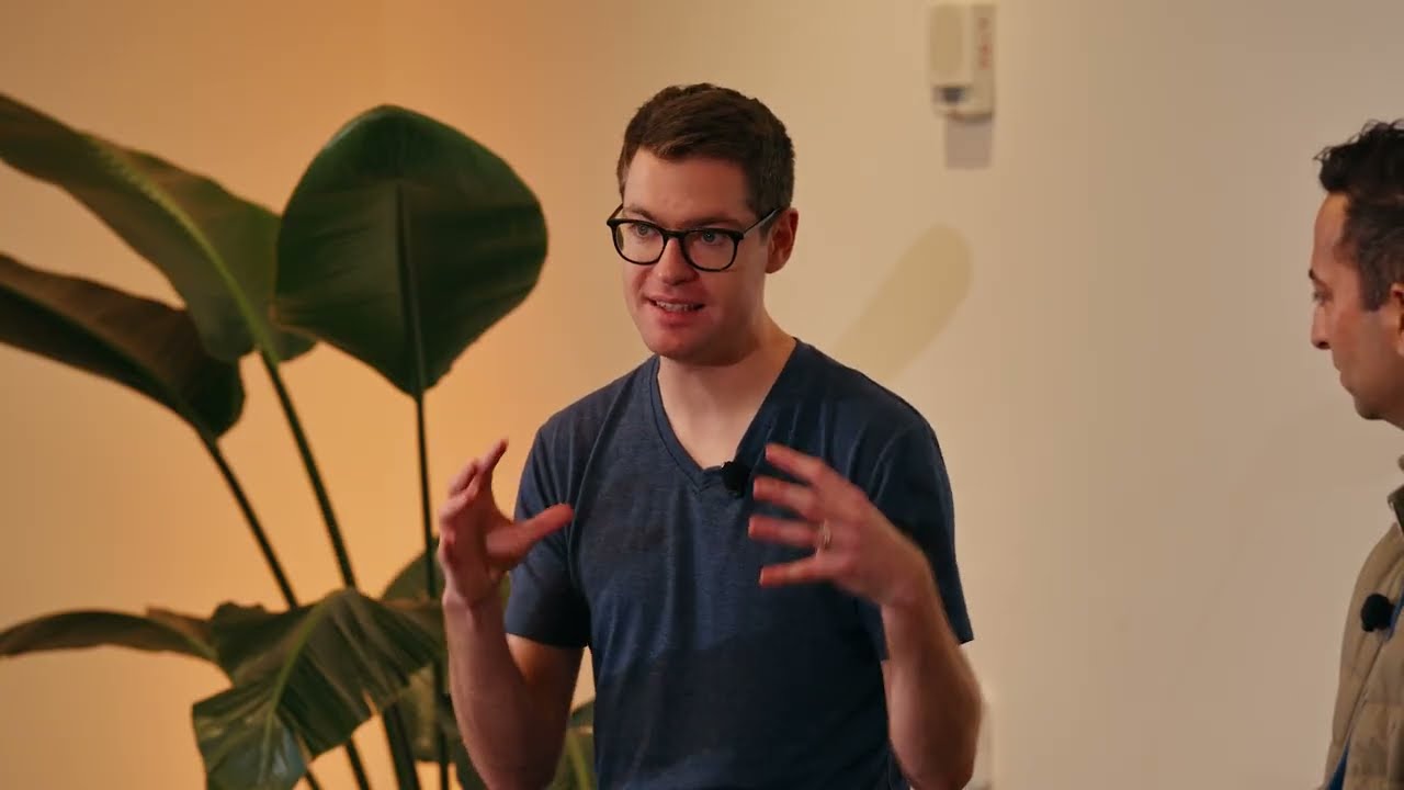 「痛苦是因為做對了」——OpenEvidence 創辦人談 8 次 pivot、招募哲學與建造者心態