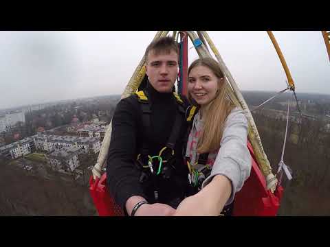 Facet skacze na bungee z dziewczyną i...