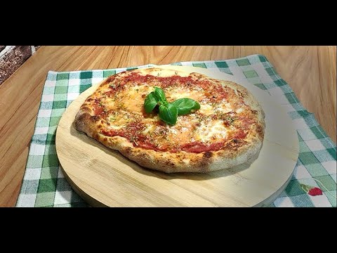 Pizza Margherita, come in pizzeria, con pietra refrattaria
