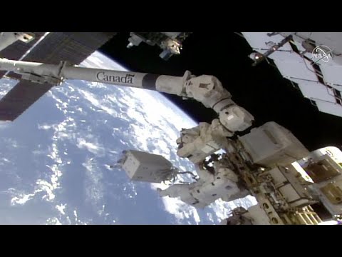 شاهد رائدا فضاء روسيان يسيران في الفضاء