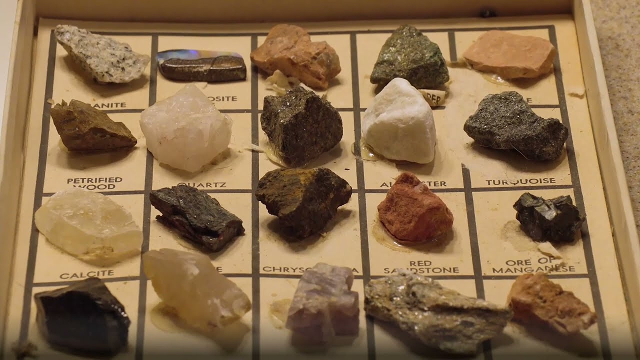 What minerals show fluorescence under UV light？