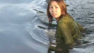 preview picture of video 'チェンマイの近辺　水浴びをする女たち　The women who play with water'