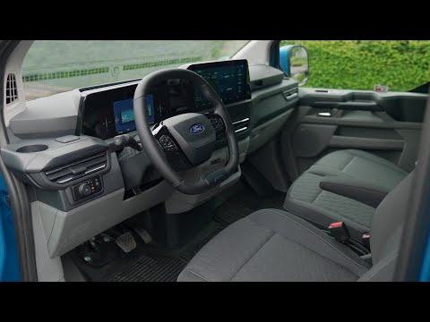 2024年フォード プロ E-トランジット カスタム リミテッド：アクアブルーの洗練されたインテリアデザイン