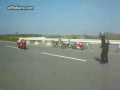 Salta sobre una motocicleta en movimiento