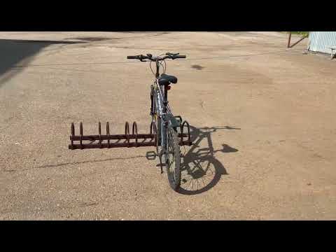 Велопарковка Air Gym Гранула с припаркованным велосипедом