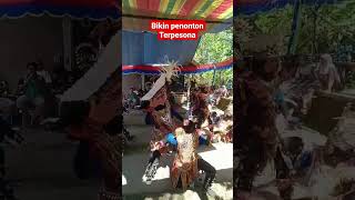 Download lagu Bikin Penonton Terpesona!! Srikandi New Kalong Ireng#topengireng #keseniantradisional #shorts mp3