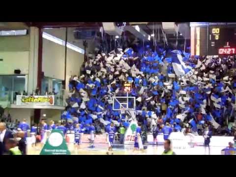 Dinamo Banco di Sardegna-Cantù, Gara-5, ingresso in campo