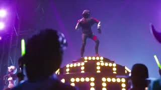 Neu Fortnite Samsung X IKONIC Skin Scenario Dance Emote Promotion Video Trailer Epic Games Neu Fortnite Samsung X IKONIC Skin Scenario Dance Emote Promotion Video Trailer Epic Games