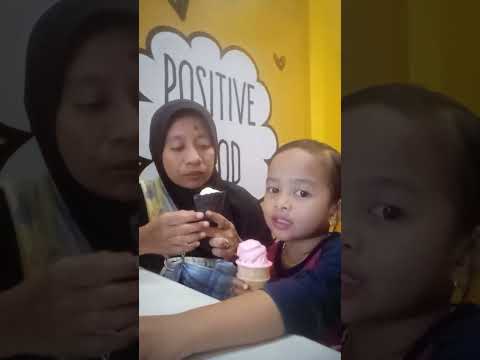 Nyenangin Nuha dan Najib. The uncle dee ice cream