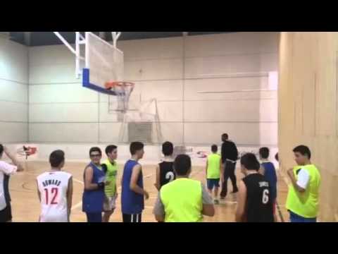 Kerry Jones y Chema Albadalejo jugadores del EBA UPCT BASKET CARTAGENA con las bases del CLUB BASKET