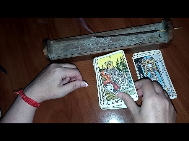 Vídeo relacionado con GORGECRAFT 4 Soporte de Madera para Cartas de Tarot, Patrón de Luna, Sol, Chakras, Tarjeta de Tarot, Soporte de Altar Negro, Soporte Rectangular En Forma de Luna, Suministros Ceremoniales