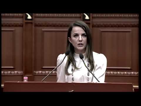 Rudina Hajdari: Pazarxhijntë e politikës luajnë ping-pong me fatin tonë. T’i kthejmë shpresën rinisë