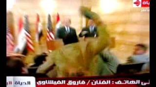 preview picture of video 'Iraqi Journalist beats Bush with his shoes صحفي عراقي يضرب بوش بالحذاء'