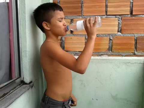 Irmão engolindo o próprio choro