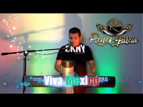 Tecladista de Chicago Reyes garcia tocando temas para bailar, para contrataciones 773-603-7067