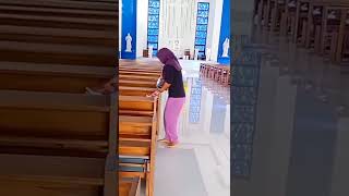 Download lagu Seorang wanita muslim dalam gereja mp3