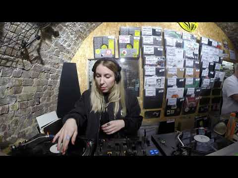 Decibella // 90-min Vinyl DJ Set ~ Dubstep