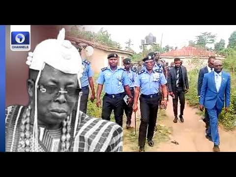 Alt Text: A detailed infographic showing the step-by-step process of how solar panels convert sunlight into usable electri...