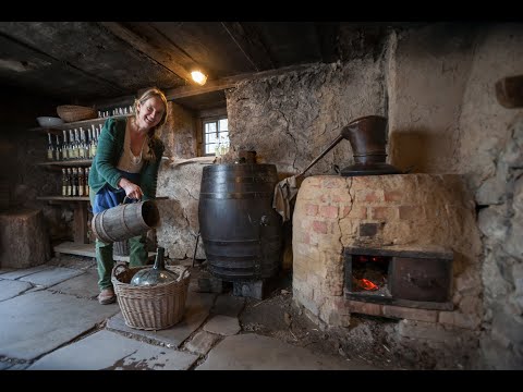 Vogtsbauernhof - Handwerksvorführung: Schnapsbrennerin