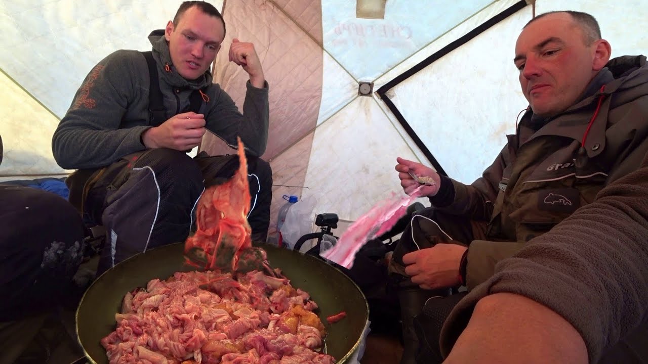 НАКОРМИЛ БЛОГЕРОВ КИШКАМИ! ВНИМАНИЕ! ЗА СТОЛОМ НЕ СМОТРЕТЬ! Рыбалка на первом льду!