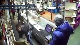 Смотреть онлайн Охранник магазина защищается стулом от грабителя