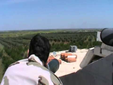 العقيد عبد الجبار العكيدي واللواء سليم إدريس في أحد المراصد المطلة على مطار منغ العسكري