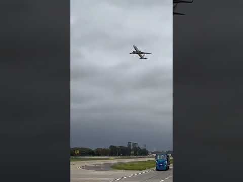 Un avión de Flybondi realizó una maniobra especial de escape cuando estaba a punto de aterrizar
